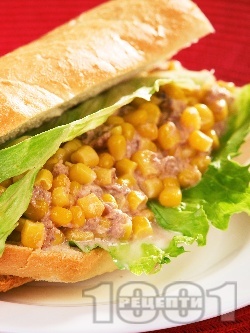 Лесен сандвич от франзела с царевица, риба тон и майонеза - снимка на рецептата